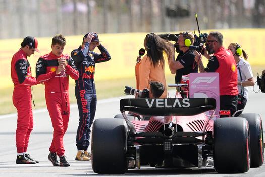 Charles Leclerc (c) celebra la pole position con su compañero de equipo Carlos Sainz (i) y Max Verstappen (d) de Red Bull tras la clasificación del Gran Premio de España de Fórmula Uno .