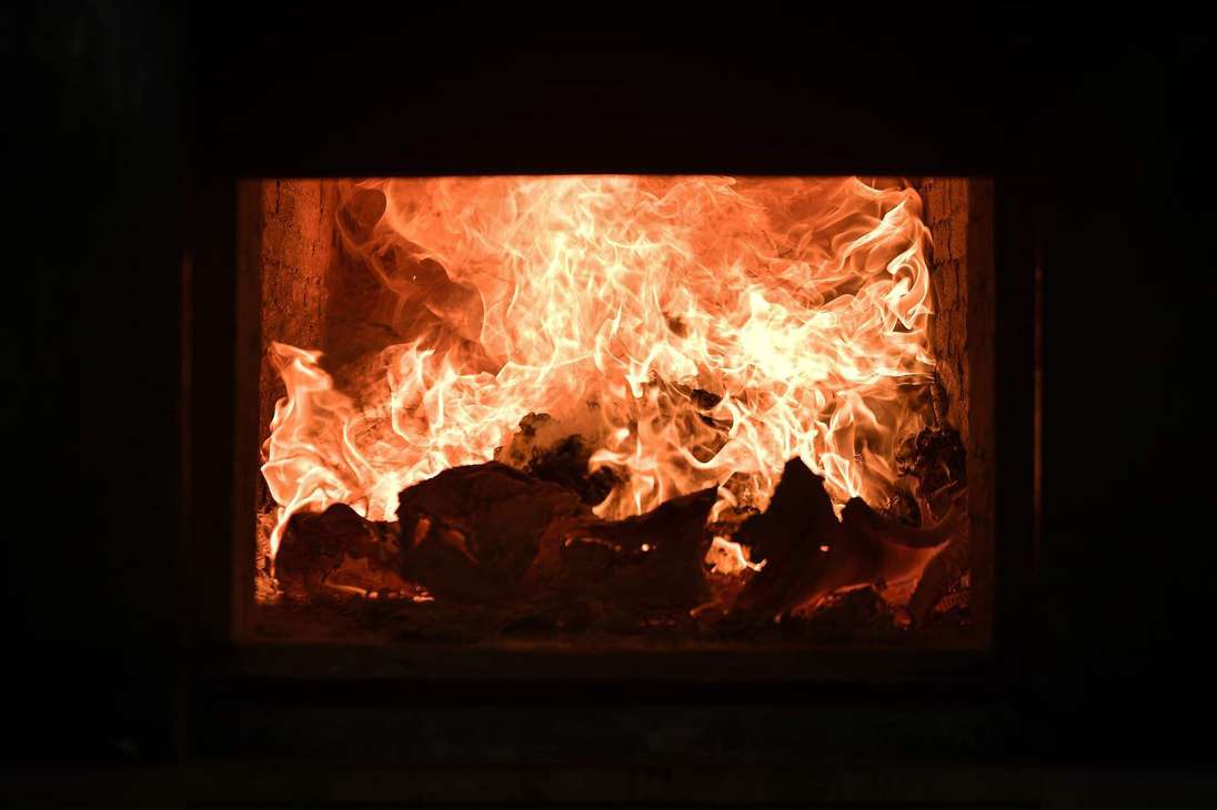 El fuego de un horno crematorio