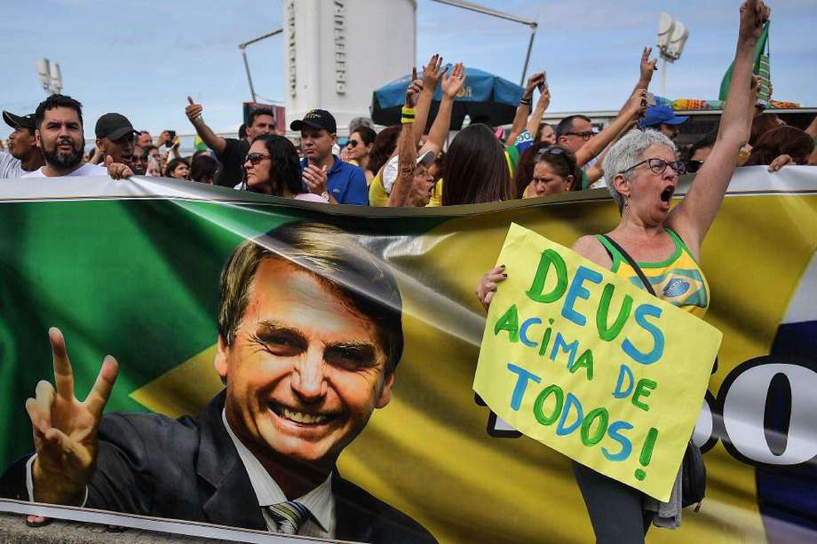Los partidarios del candidato presidencial de derecha Jair Bolsonaro se reúnen en la playa de Copacabana durante la manifestación "Mujeres por Bolsonaro" en Río de Janeiro.