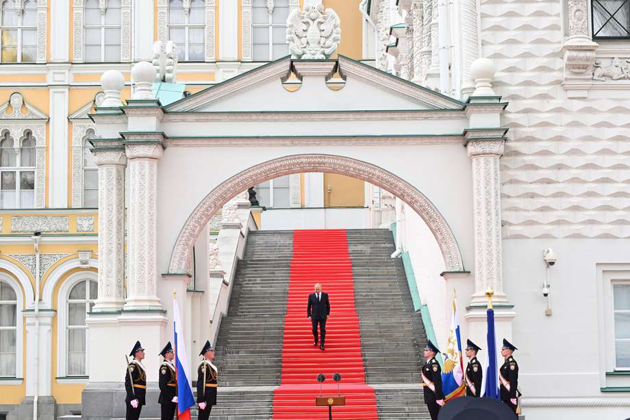 El presidente de Rusia, Vladimir Putin, antes de dirigirse a unidades del Ministerio de Defensa de Rusia, las Tropas de la Guardia Nacional de Rusia (Rosgvardiya), el Ministerio del Interior de Rusia (MVD), el Servicio Federal de Seguridad de Rusia (FSB) y el Servicio de Protección Federal Ruso (FSO), este martes en Moscú, Rusia.
