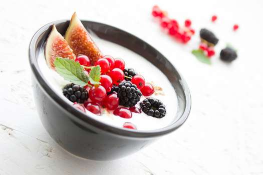 Una de las recomendaciones de los expertos es comer fruta con yogur en la noche.  / Pixabay