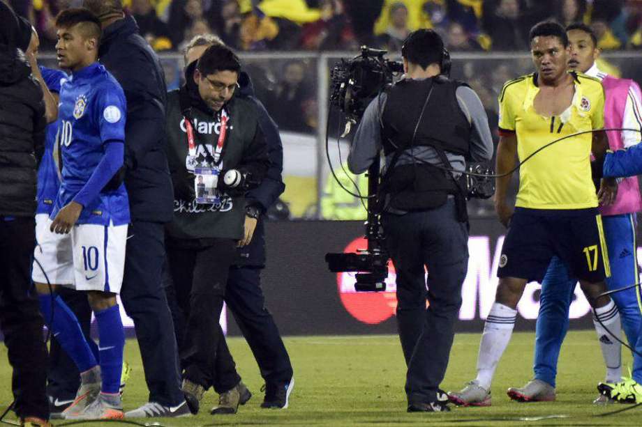 Carlos Bacca y Neymar se pelearon después del partido entre Colombia y Brasil. Foto: EFE