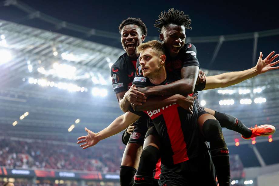 Josip Stanisic (C) de Leverkusen celebra con sus compañeros de equipo tras anotar el empate 2-2 durante el partido de fútbol de vuelta de la semifinal de la UEFA Europa League entre Bayer 04 Leverkusen y AS Roma en Leverkusen, Alemania, el 9 de mayo de 2024.