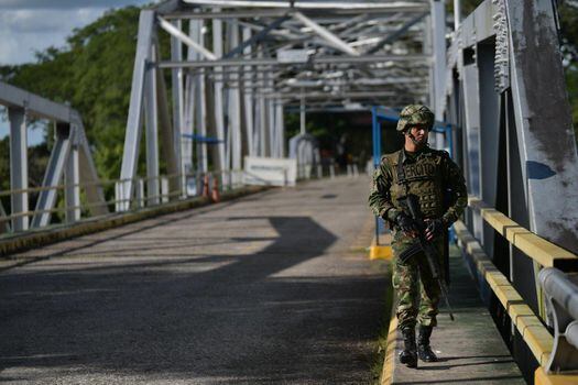 El puente internacional José Antonio Páez, el único paso legal entre el municipio de Arauca con El Amparo (estado de Apure), permanece cerrado desde 2019 por la ruptura de relaciones diplomáticas entre ambos países. En 2020, en medio de la pandemia, habilitaron pasos temporales y humanitarios.