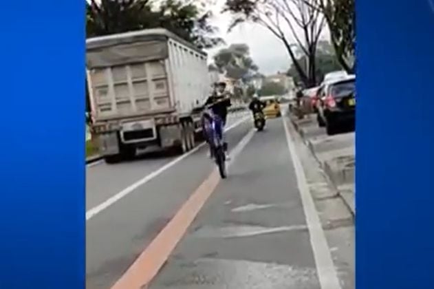 Joven en bicicleta hace maniobras peligrosas en concurrida avenida de Bogotá