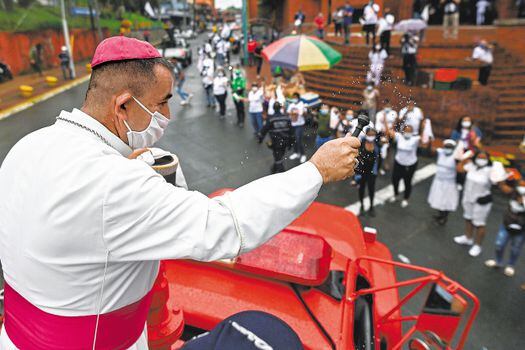 El obispo de  Buenaventura, Ruben Dario Jaramillo, durante  una de las  manifestaciones para rechazar la ola de inseguridad que azota al municipio.
