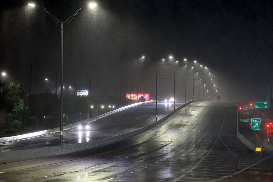 Los vehículos pasan por la autopista 19 después de que el huracán Idalia pasara frente a la costa el 30 de agosto de 2023 en San Petersburgo, Florida. El huracán Idalia está azotando el área de Big Bend en Florida.