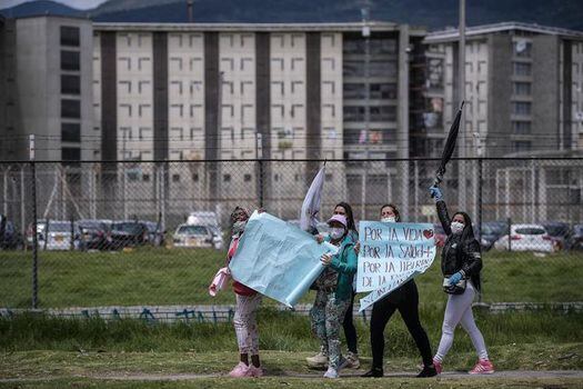 Familiares de internos de La Picota protestan exigiendo medidas para enfrentar el COVID-19 en las cárceles.