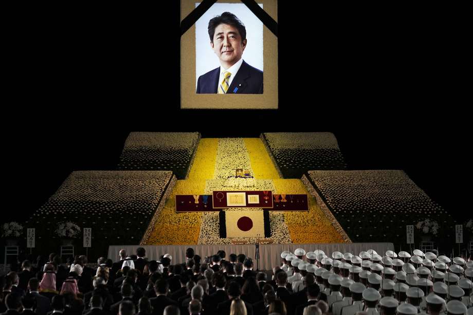 Un retrato del exministro japonés Shinzo Abe en el escenario durante el funeral de estado.