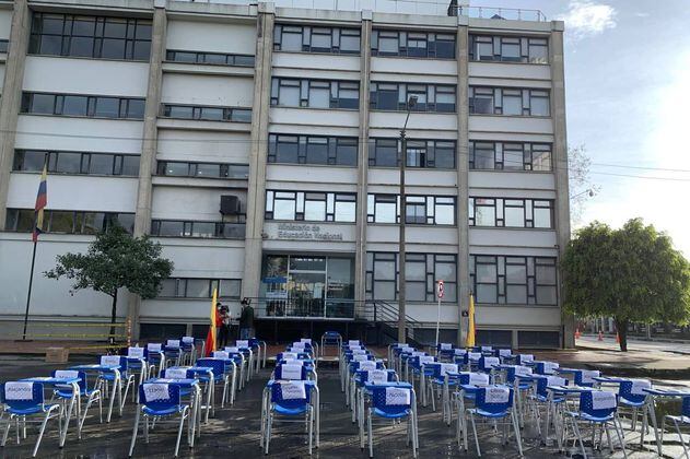 Con 50 pupitres vacíos piden en Bogotá presencialidad total en colegios del país