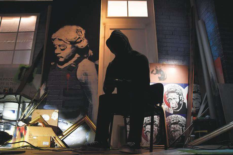  Un maniquí de Banksy en medio de las obras de su autoría  en el salón del "Workshop".