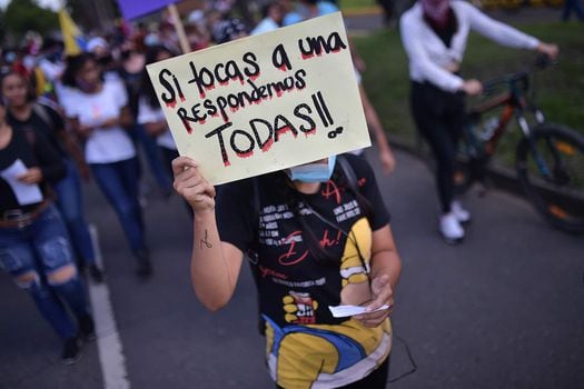 Cientos de mujeres salieron a marchar este viernes con pancartas para rechazar la violencia sexual en medio del Paro Nacional. 