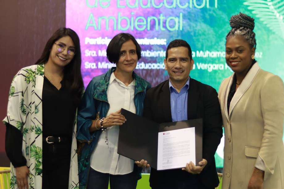 La ministra de Ambiente, Susana Muhamad, y la ministra de Educación, Aurora Vergara, estuvieron presentes en el evento de lanzamiento en la FIMA.