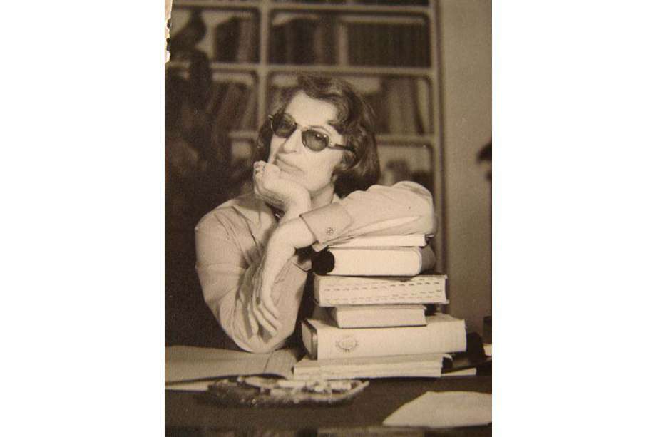 Silvina Ocampo ​​era cuentista y poeta. Su primer libro fue "Viaje olvidado" y el último "Las repeticiones", publicado póstumamente en 2006. También fue artista plástica.​ Nació el 28 de julio de 1903, en Buenos Aires, y murió en esa ciudad el 14 de diciembre de 1993. Recibió reconocimientos como el Premio Nacional de Poesía de Argentina en 1962. Aquí retratada por su marido, el escritor Adolfo Bioy Casares, en su casa de Posadas, en 1959.