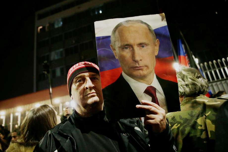Un hombre que se manifiesta en apoyo a Rusia sostiene una foto del presidente ruso, Vladimir Putin, en Belgrado, Serbia, el 4 de marzo de 2022.