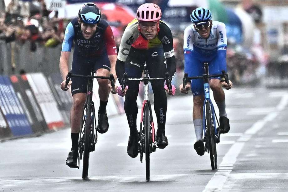 Magnus Cort Nielsen (centro) ganó el embalaje final de la décima del Giro de Italia,
