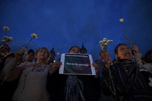 La Organización Nacional Indígena de Colombia convocó  a una velatón este miércoles en la noche en la plaza de Bolívar, para conmemorar a las cinco víctimas mortales del ataque que tuvo lugar en la vereda La Luz, corregimiento Tacueyó, en el departamento de Cauca.  / Mauricio Alvarado