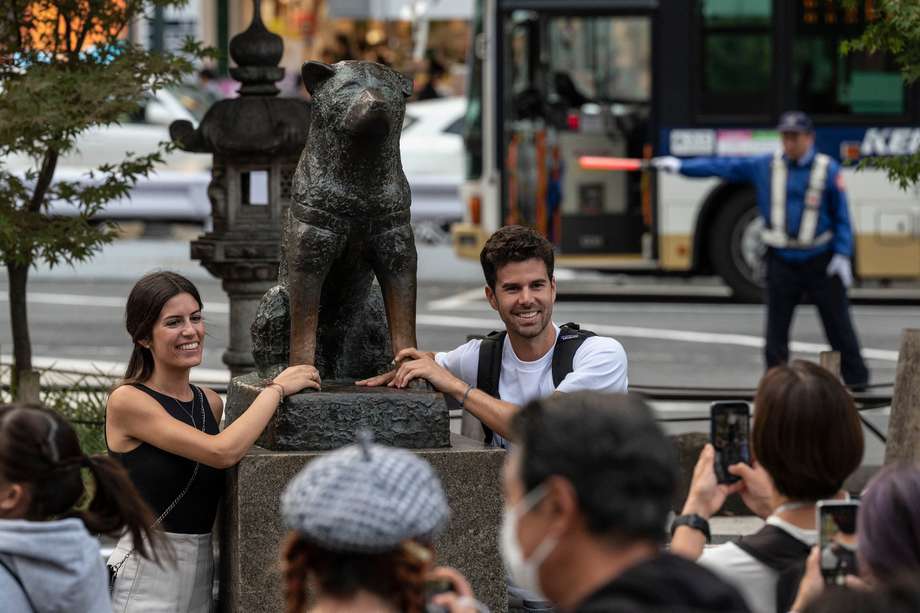 La estatua de Hachiko, ubicada frente a la estación de Shibuya, es una de las principales atracciones turísticas de Tokio (Japón). 
