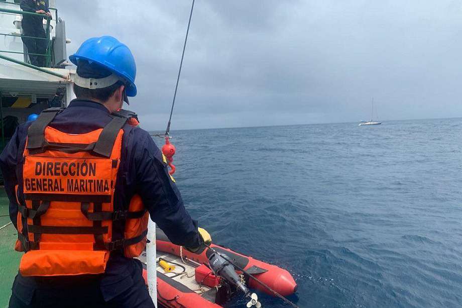 Unidades de Guardacostas de la Armada de Colombia en coordinación con unidades de la Dirección General Marítima (Dimar), rescataron a un ciudadano español y a un pescador que se encontraban en emergencia en el mar.