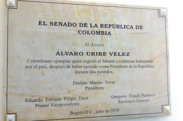 Placa en homenaje al expresidente Uribe no podrá quitarse: Consejo de Estado