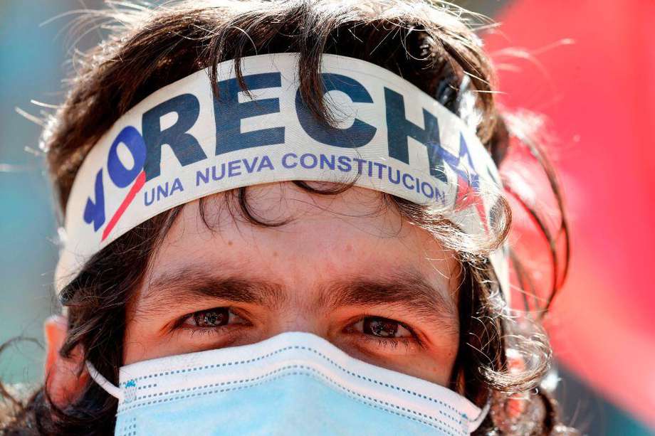 Centenares de chilenos rechazan reformar la Constitución.