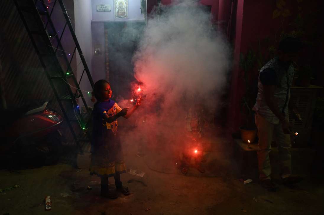 La Corte Suprema de India prohibió vender petardos en Nueva Delhi y el gobierno local instó a los residentes no usarlos para celebrar el Diwali, sin éxito