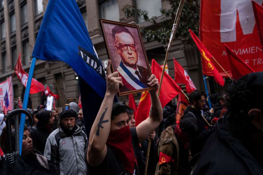 Ciudadanos participan en una manifestación por los 50 años del golpe de Estado contra el gobierno democrático de Salvador Allende, en inmediaciones del Palacio de la Moneda en Santiago (Chile). EFE/ Adriana Thomasa
