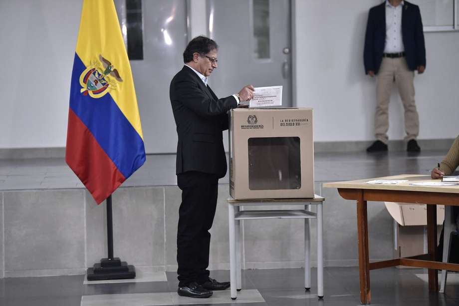 Gustavo Petro, presidente colombiano votando en el colegio Marco Antonio Carreño Silva, en Bogotá. En las elecciones territoriales de 2023.
