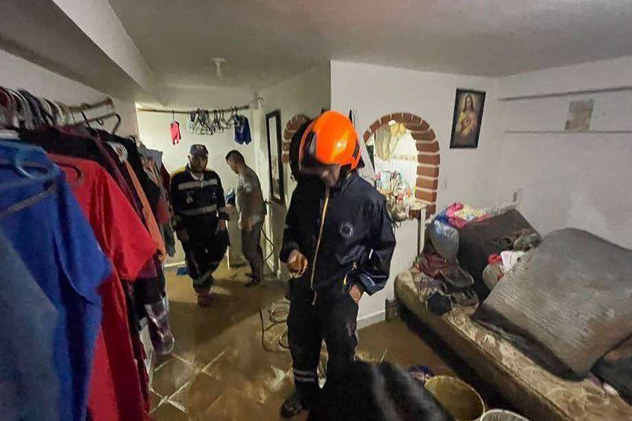 Cuerpo de bomberos atiende emergencia en una de las viviendas de San Antonio de Prado que resultó inundada tras fuertes lluvias.