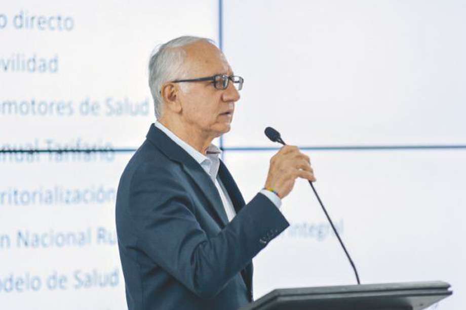  El ministro de Salud, Guillermo Alfonso Jaramillo, presentando la lista de decretos en rueda de prensa. / Cortesía Minsalud.