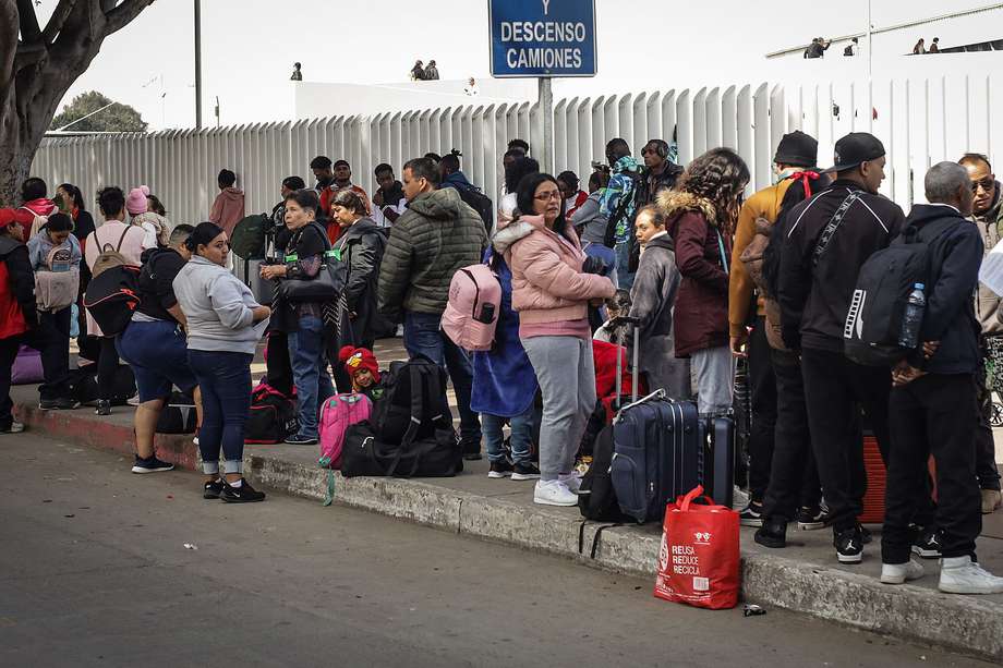 Migrantes hacen fila para solicitar un proceso de asilo en Estados Unidos, el 23 de marzo de 2024, en el paso fronterizo del Chaparral en Tijuana, Baja California (México).  