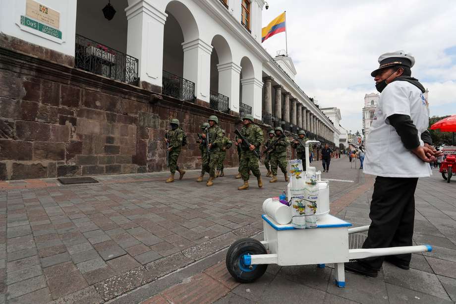 Soldados ecuatorianos patrullan por una calle en Quito (Ecuador). / EFE

