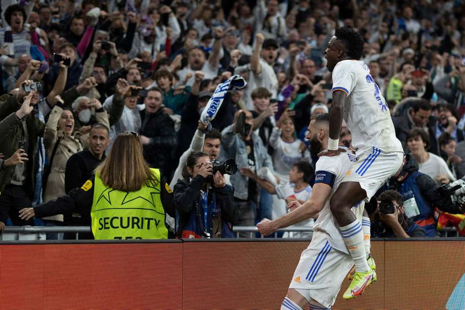 Karim Benzema (i) celebra junto a Vinicius Jr. el gol que metió a Real Madrid en la final de la Champions League // EFE/Rodrigo Jiménez
