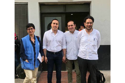 Olga González, de ONU, junto a los senadores Richard Aguilar, Antonio Sanguino e Iván Cepeda, antes de emprender el viaje a Miravalle, Caquetá. / Twitter Richard Aguilar