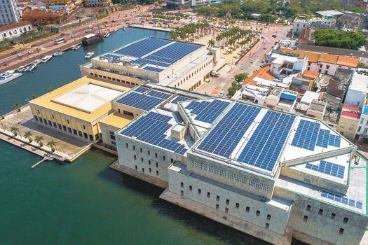 El techo solar del Centro de Convenciones de Cartagena, a cargo de Celsia, es ejemplo del espacio que ganan las energías limpias. / Archivo Partícular