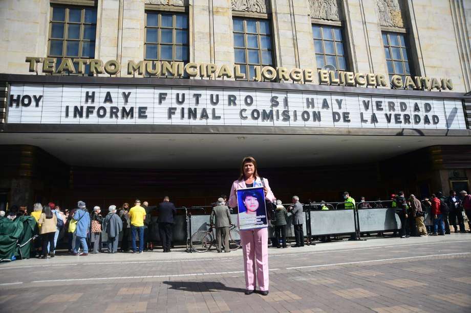 Fachada del teatro Jorge Eliécer Gaitán donde se realiza la presentación del Informe Final de la Comisión de la Verdad.