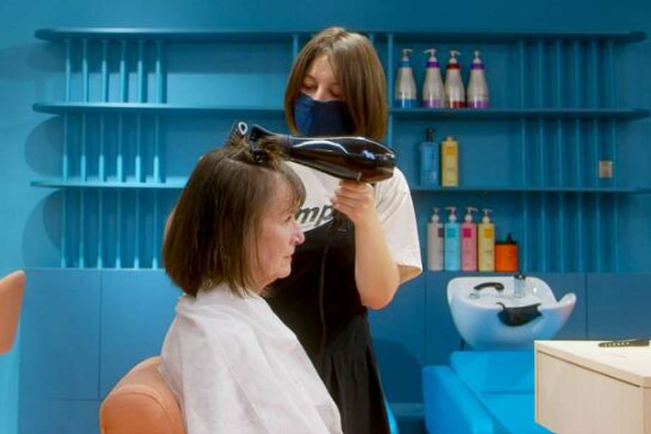 Un secador de pelo profesional debería tener diferentes temperaturas para ajustar dependiendo de las necesidades del usuario.