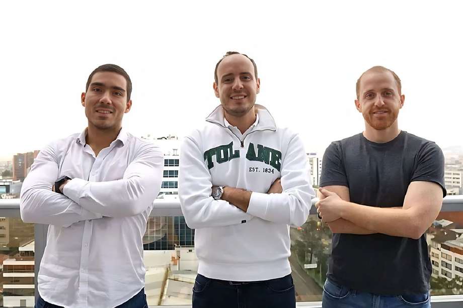 Leonardo Velázquez; Sebastián Ruales y Guillermo Plaza, cofundadores de Bia Energy.