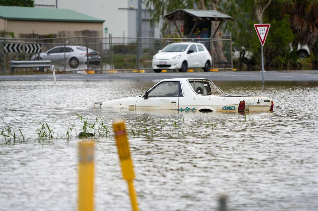 Cairns (Australia), 18/12/2023.- A submerged car is seen in floodwaters in the suburb of Aeroglen in Cairns, Queensland, Australia, 18 December 2023. Residents in far north Queensland are bracing for more rain and further significant flooding. EFE/EPA/NUNO AVENDANO AUSTRALIA AND NEW ZEALAND OUT
