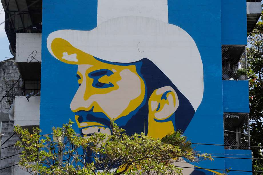 Un mural alusivo al presidente Nayib Bukele pintado en un edificio multifamiliar en San Salvador (EL Salvador).