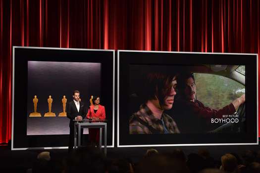 El actor Chris Pine y la presidenta de los Premios de la Academia anunciando ‘Boyhood’ como nominada a mejor película, ayer en Beverly Hills, California. / AFP