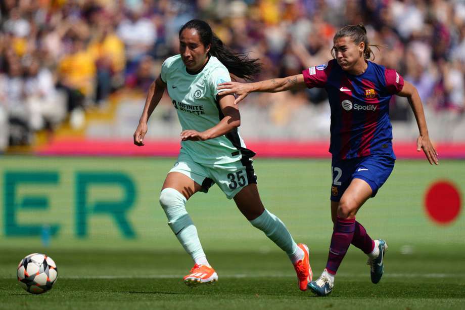 La delantera colombiana del Chelsea Mayra Ramírez (izq.) y la centrocampista española del Barcelona Patricia Guijarro se disputan el balón durante el partido de ida de semifinales de la Champions Femenina. 