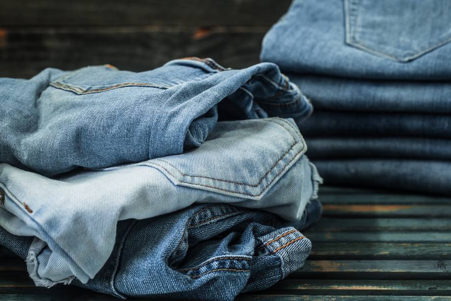 El jean, una de las prendas más usadas en el mundo, es también uno de los productos que genera más impactos negativos sobre el medioambiente en su fabricación, de allí la importancia de reutilizarlos.