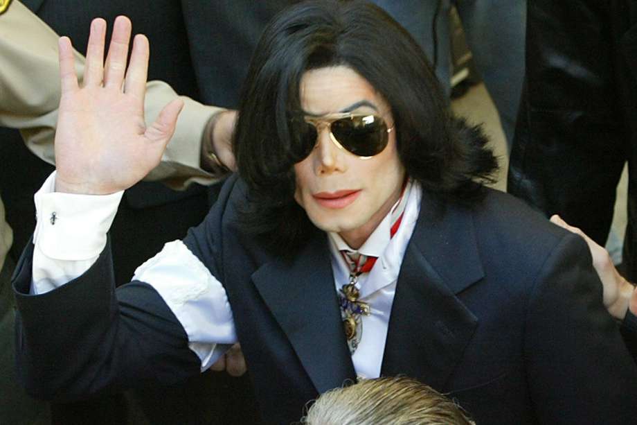 Foto de archivo del cantante estadounidense Michael Jackson mientras saluda a sus simpatizantes a su llegada a su vista de instrucción de cargos en el Tribunal Superior de Justicia del Condado de Santa Bárbara, en Santa María, California (Estados Unidos) el 16 de enero de 2004.