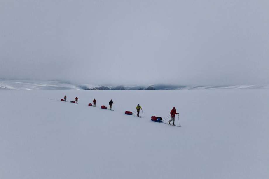 Alex Honnold lidera su equipo de expedición a través del casquete polar de Renland, en el este de Groenlandia.