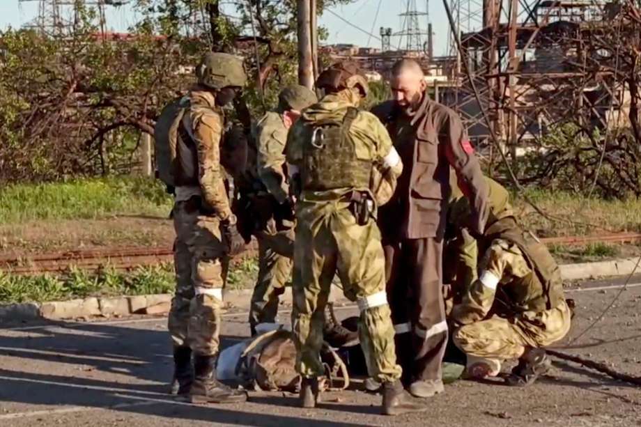 Según el ministro de Defensa ruso, desde el lunes 16 de mayo se rindieron 1.908 soldados ucranianos en la acería de Azovstal, en la ciudad de Mariúpol. 