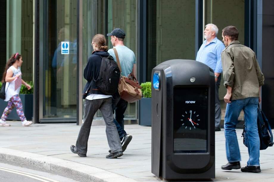 Los basureros están diseñados para resistir a la explosión de una bomba, están equipados con un sistema wifi y pantallas digitales.