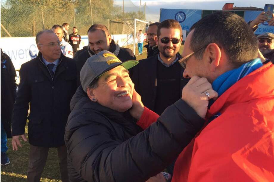 Maradona junto al entrenador del Napoli, Maurizio Sarri. / @sscnapoliES