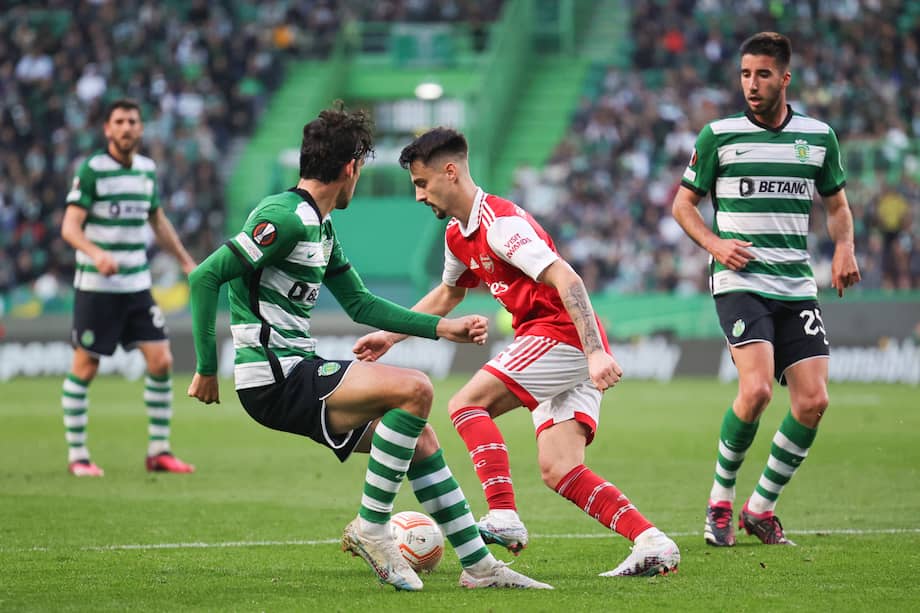 Jugadores de Arsenal y Sporting disputan un balón en su encuentro por la Europa League