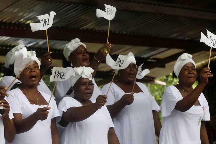 Mujeres participan en la conmemoración de los 22 años de la masacre de Bojayá. EFE/ Luis Eduardo Noriega A.
